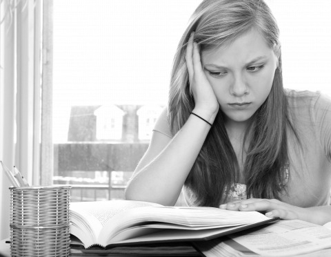 Niña estudiando