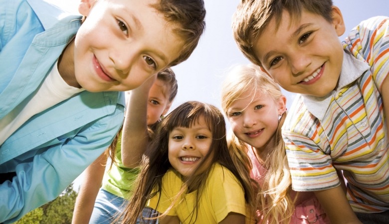 Grupo de niños sonriendo