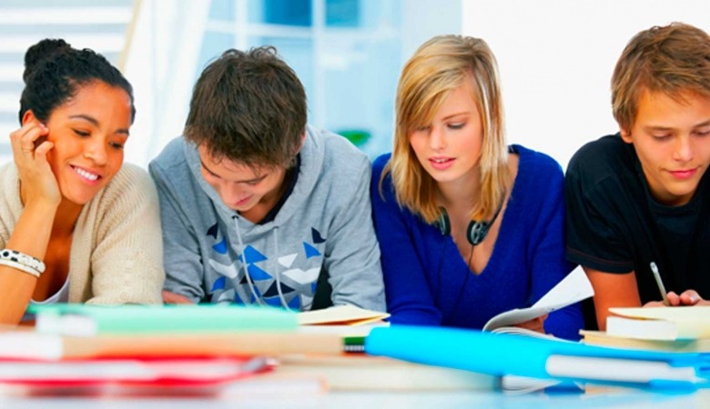 Adolescentes estudiando