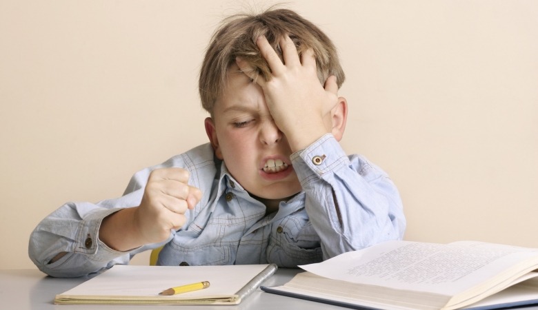 Niño frustrado estudiando