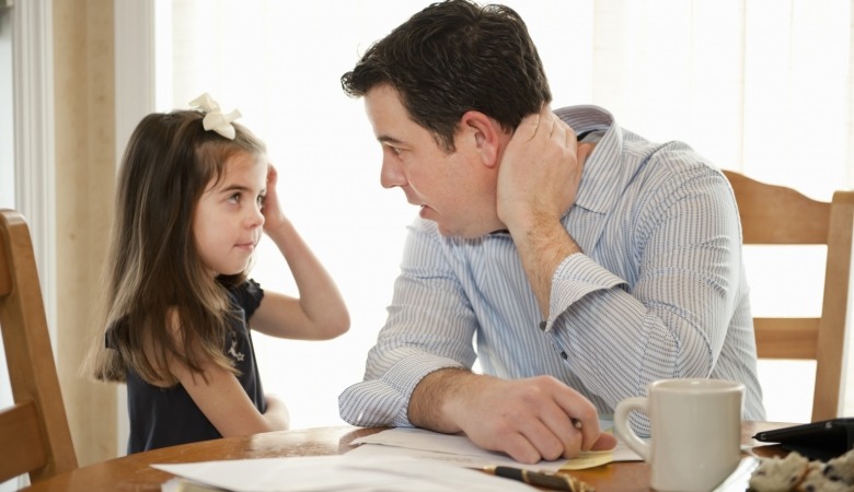 Padre e hija hablando