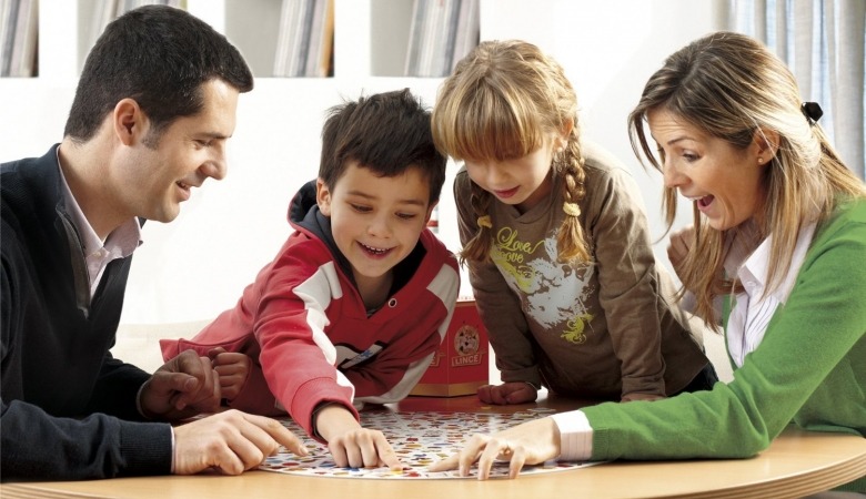 Juego de mesa en familia