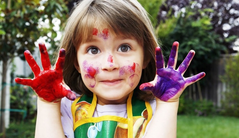 Niña con pintura de manos