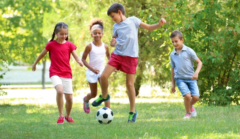 Niños jugando a la pelota