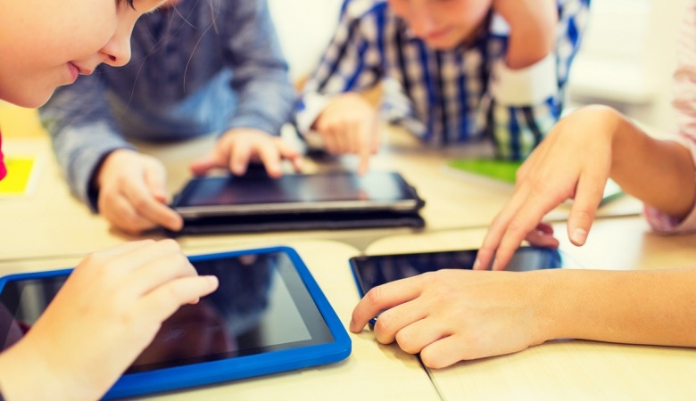 Niños usando la tablet