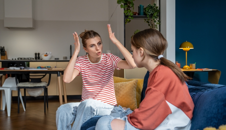 Una personas gritando a otra Una personas gritando a otra