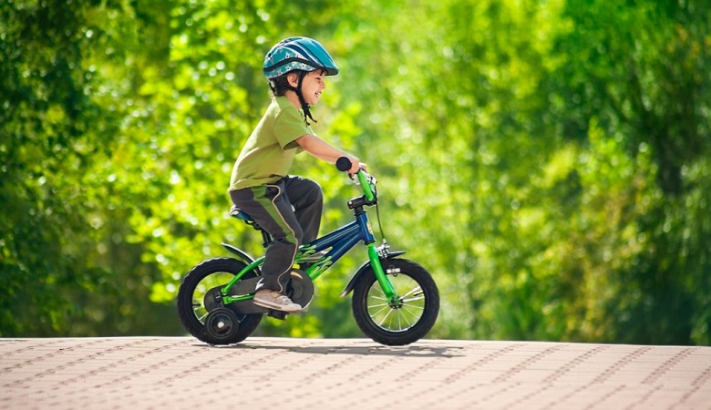 Niño en bicicleta