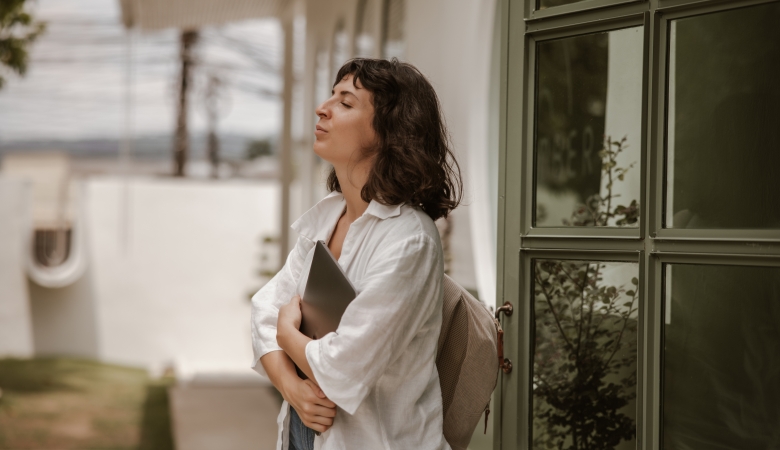 Mujer con ansiedad respirando Mujer con ansiedad respirando