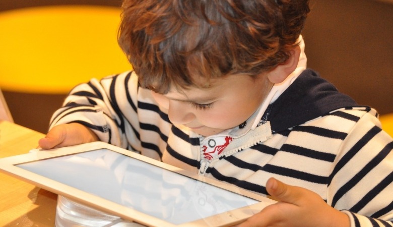 Niño con tablet