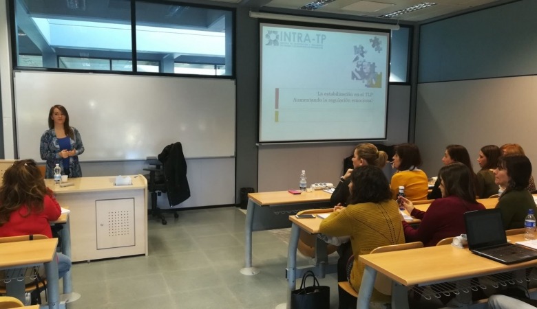 Fotografía del curso de Dolores Mosquera en el Curso del Apego temprano al Trastorno Límite de la Personalidad. Trauma complejo, disociación y TLP.