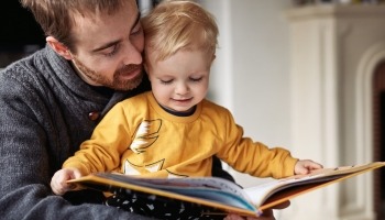 Hombre y niño leyendo
