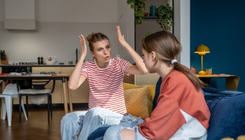 Una personas gritando a otra Una personas gritando a otra