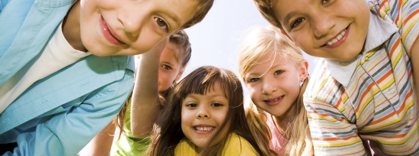 Grupo de niños sonriendo