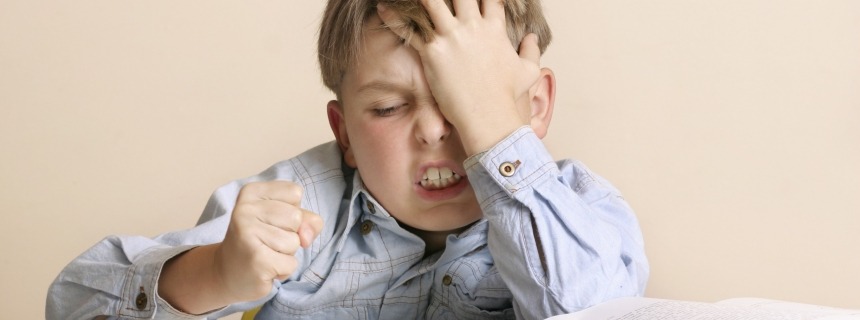 Niño frustrado estudiando