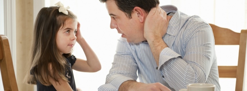 Padre e hija hablando