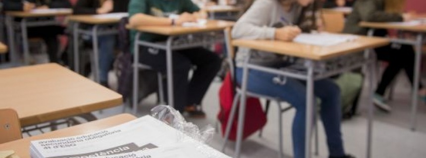 Niños de la ESO estudiando