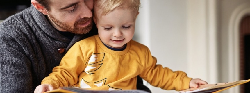 Hombre y niño leyendo