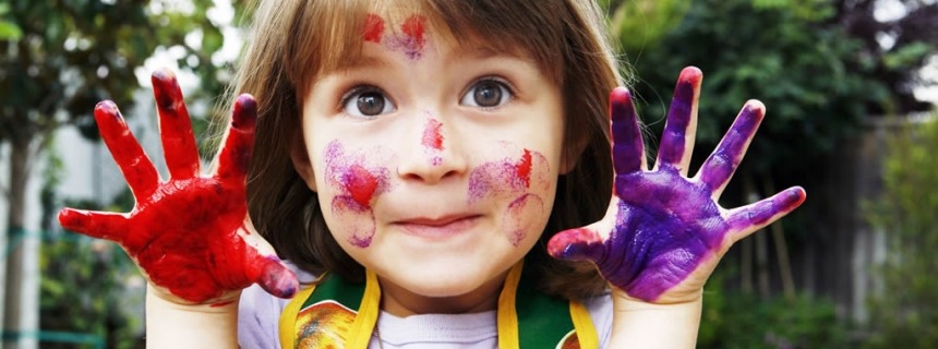 Niña con pintura de manos