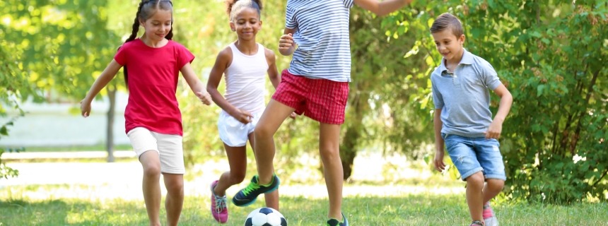 Niños jugando a la pelota