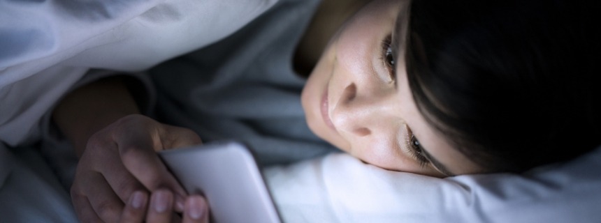 Teléfono móvil en la cama