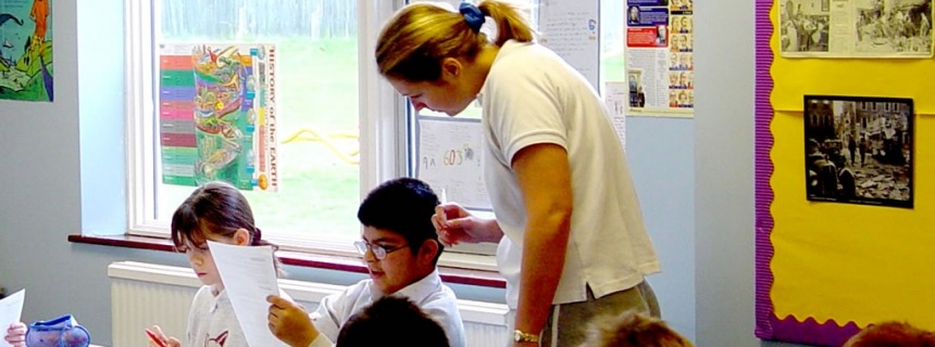 Profesora trabajando en clase