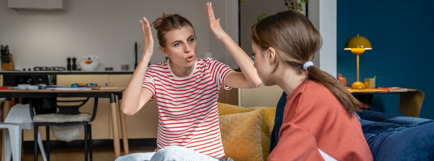 Una personas gritando a otra