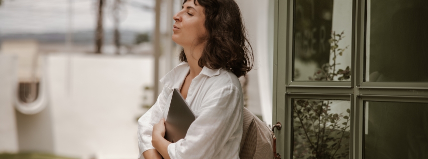 Mujer con ansiedad respirando