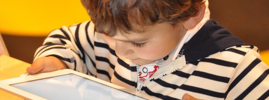 Niño con tablet