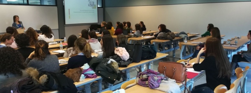 Fotografía del curso de Dolores Mosquera en el Curso del Apego temprano al Trastorno Límite de la Personalidad. Trauma complejo, disociación y TLP.