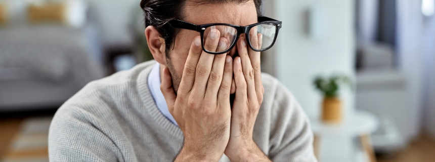 Hombre joven con mucho estrés