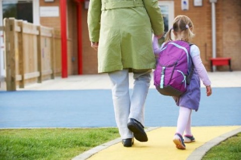 Niña caminando hacia el cole