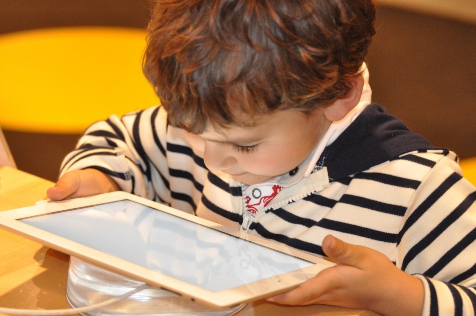 Tablet y lenguaje en niños y niñas. ¿Qué relación tienen? | Blog de Mindic
